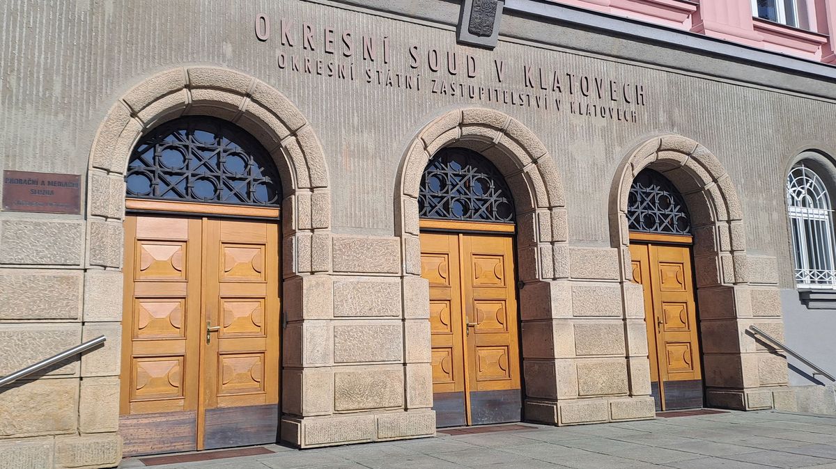 Žena z Klatovska týrala matku, zakazovala jí chodit do kostela. Dostala podmínku