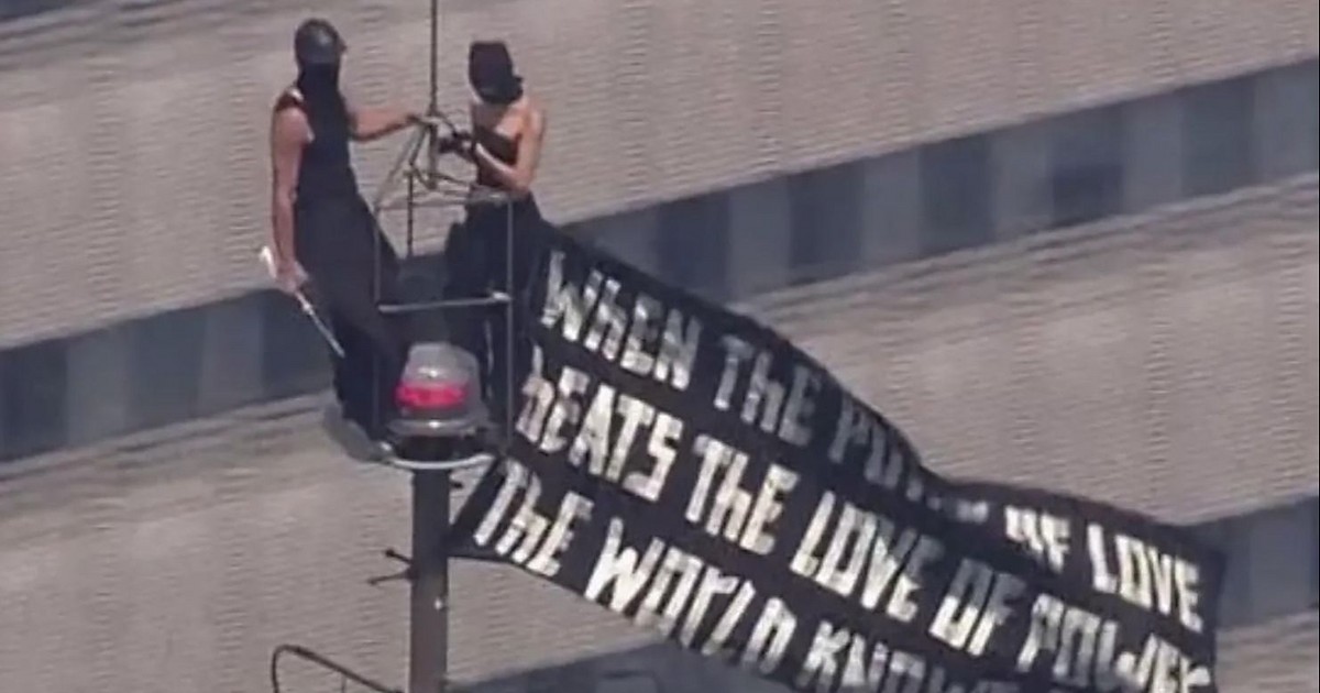 Russian Climbers Arrested After Unauthorized Ascent of Empire State Building