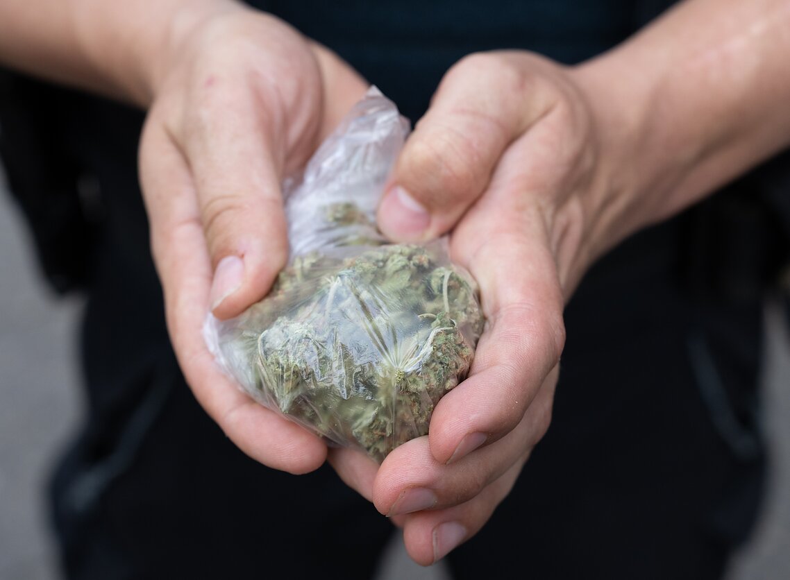 Im Hamburger Hafen wurden 1,2 Tonnen Cannabis beschlagnahmt, acht Verdächtige festgenommen