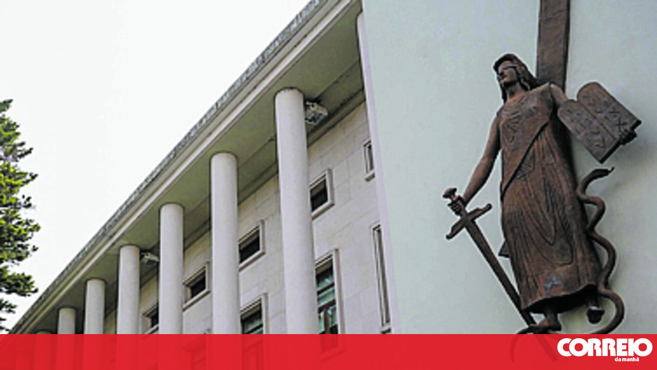 Ex-chefe da PSP condenado a pena suspensa por violência doméstica em Leiria