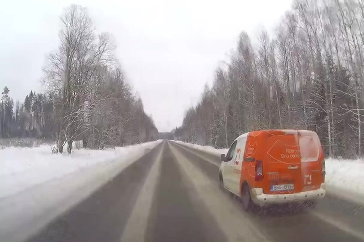 Joobes mees varastas Valgas postiauto ja püüdis politseile ära sõita