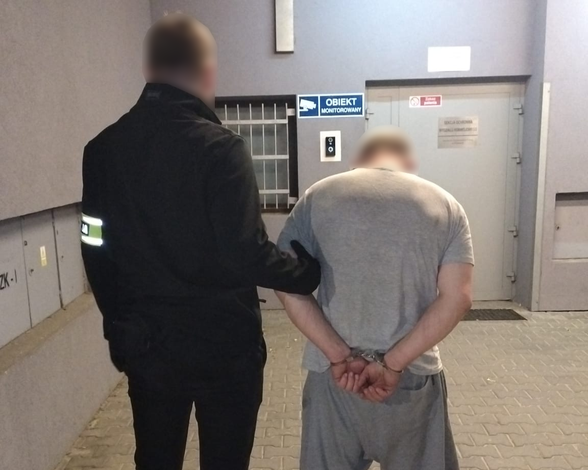 Mężczyzna poszukiwany przez sąd złapany na dachu w Krakowie. Miał narkotyki