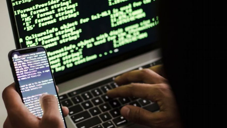 Oszuści wykorzystują nowe przepisy celne. Policja ostrzega przed fałszywymi SMS-ami o paczkach