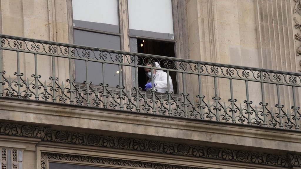 Vol du Louvre : des indices pointent vers des suspects belges