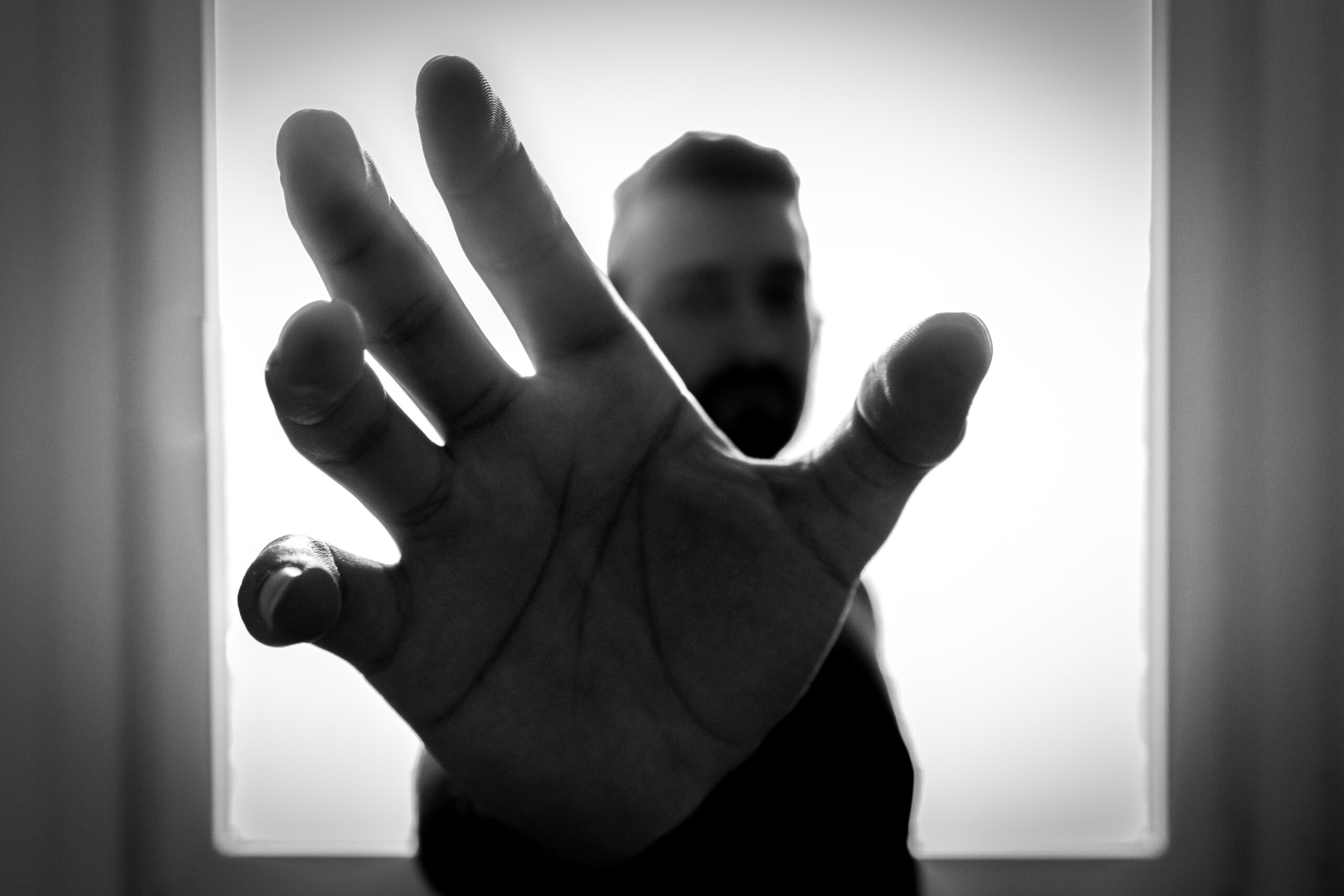 Doi traficanți de droguri, arestați la Brașov. Un suspect a aruncat stupefiantele pe geam când au venit mascații