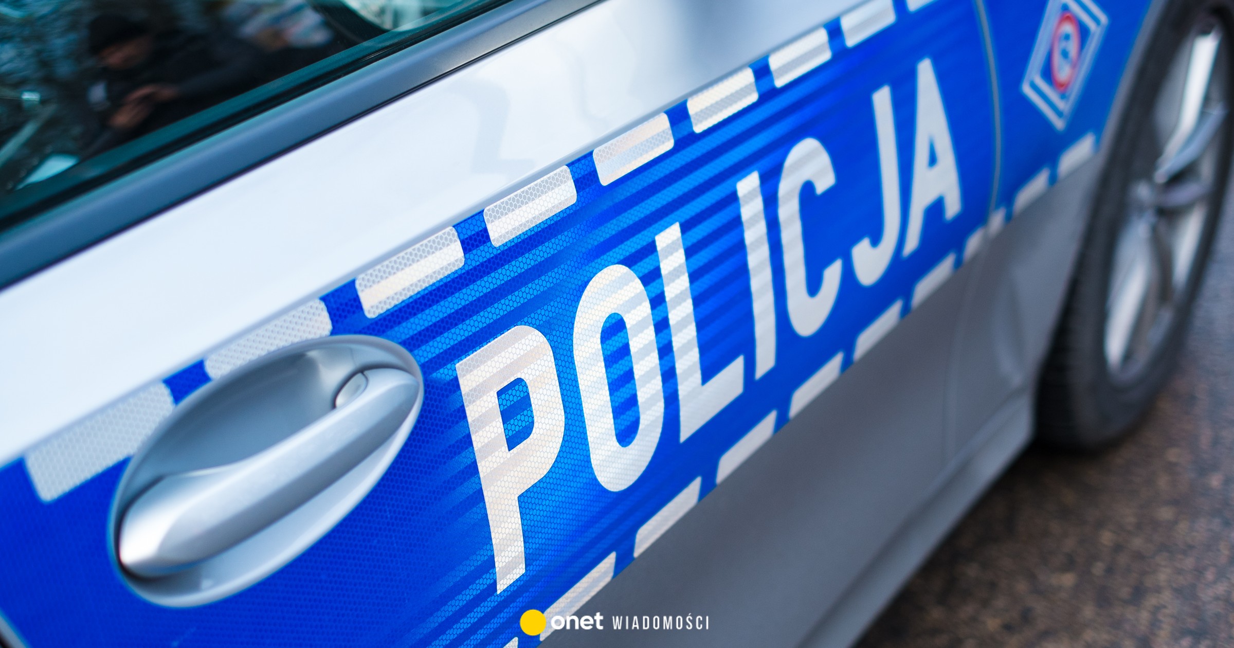 Pijany żołnierz zdemolował pojazdy i uszkodził drzwi komendy w Tymbarku