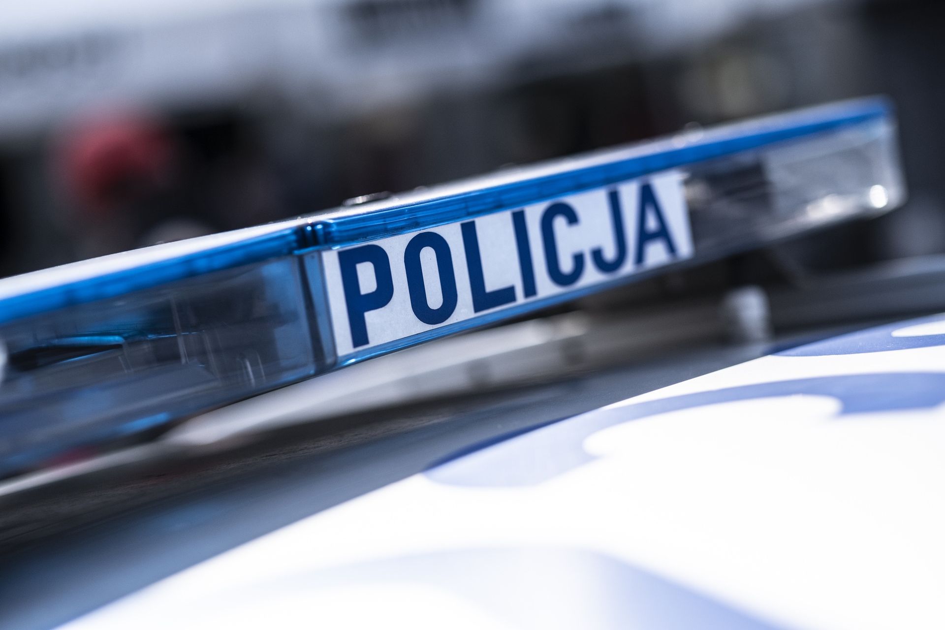 Żołnierz pod wpływem alkoholu zniszczył pojazdy i wejście do posterunku w Tymbarku