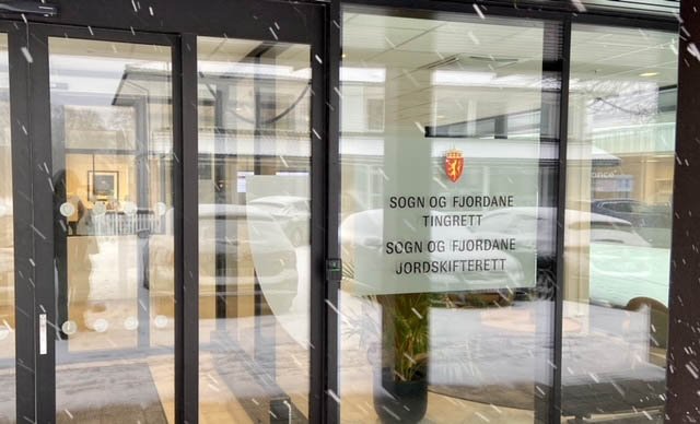 Ung mann dømt til fengsel etter voldsepisoder i Florø – retten kritiserer politiet