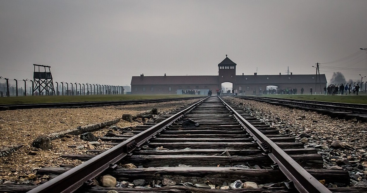 Niemiecki obywatel oskarżony o zaprzeczanie Holokaustowi podczas wizyty w Auschwitz
