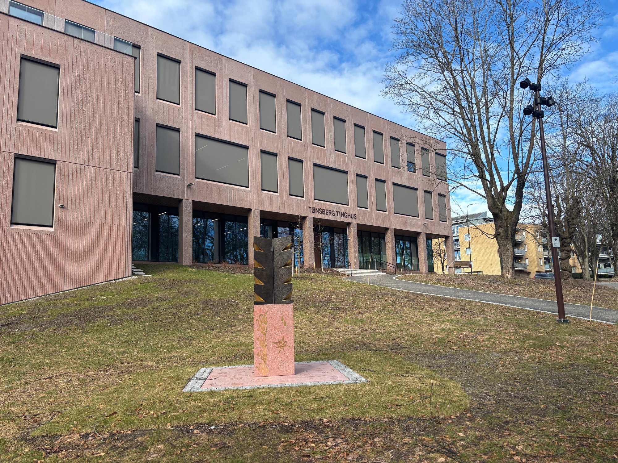 Søn tiltalt for grov vold mod sin far i Sandefjord